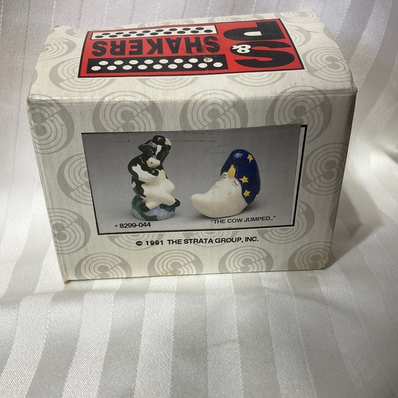 Vintage 1991 The Cow Jumped Over The Moon Salt and Pepper Shakers - Picture 1 of 13